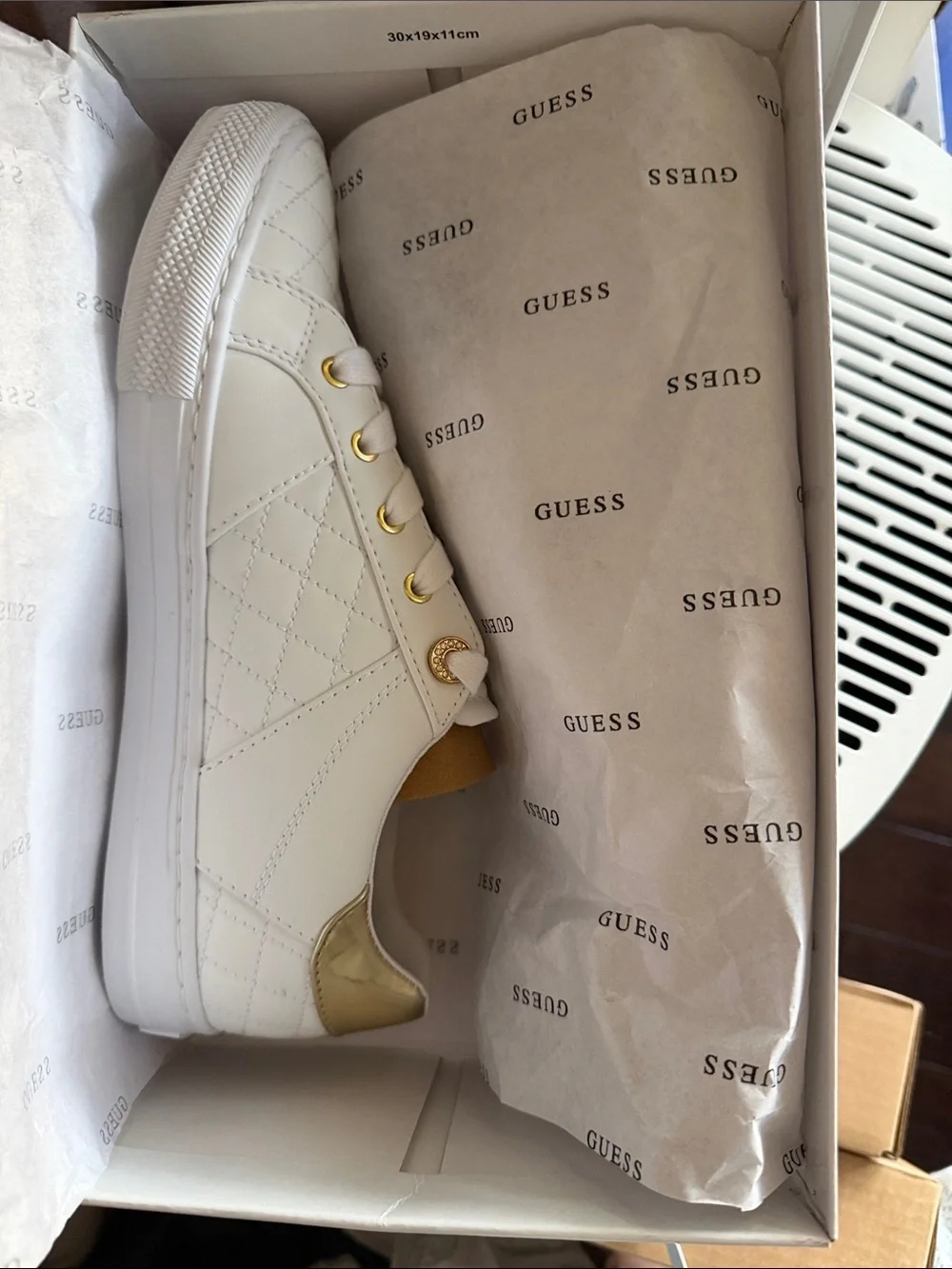 NIB Guess white Low LL Loven sneakers